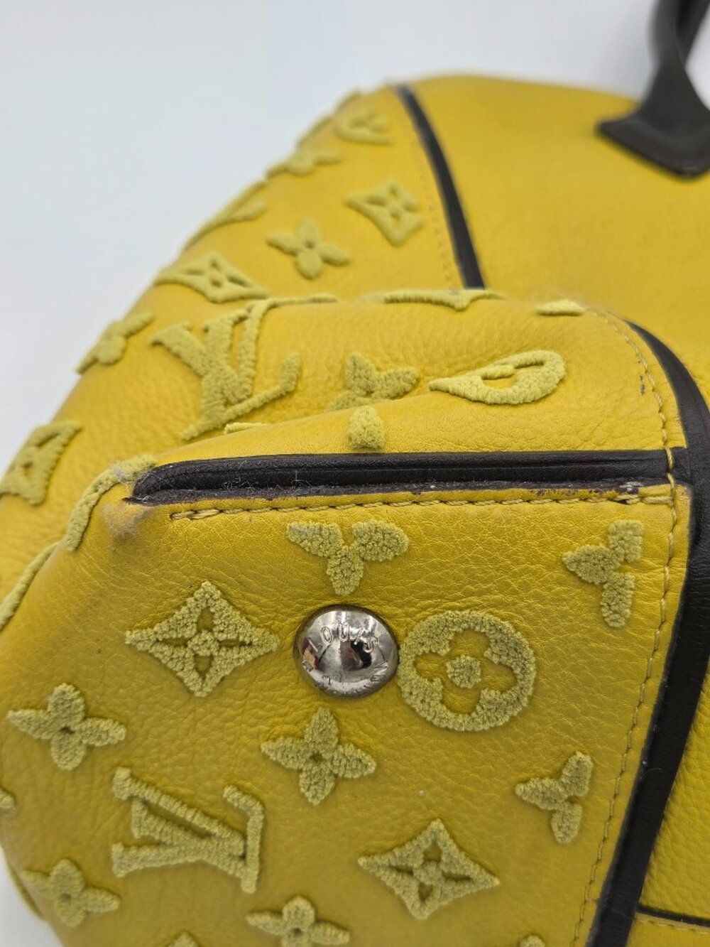 Louis Vuitton Veau Cachemire Tote W PM – Pistache | Grained Calfskin Leather - Picture 8 of 15